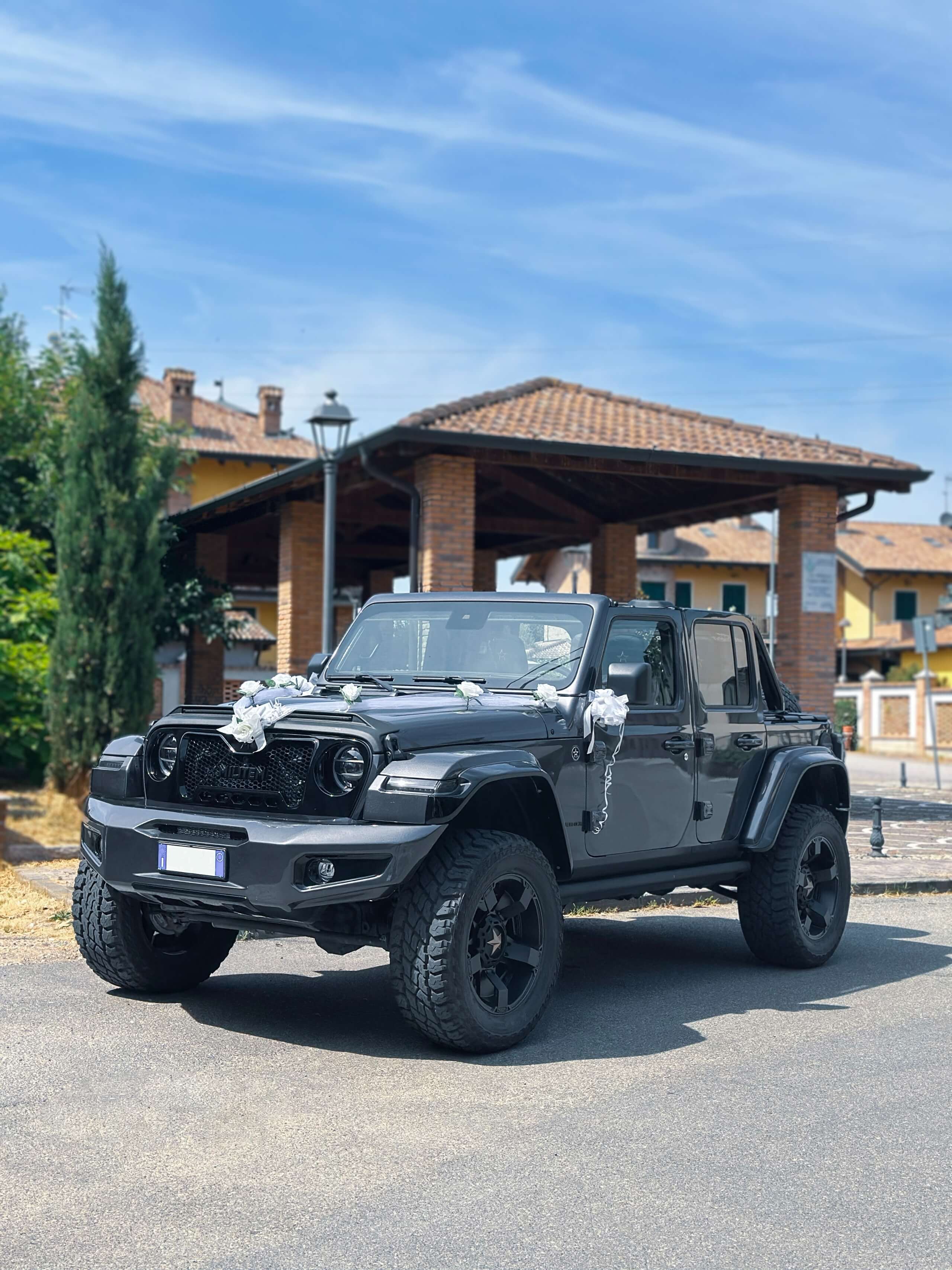 Auto di lusso coordinate per gli invitati di un matrimonio a Milano